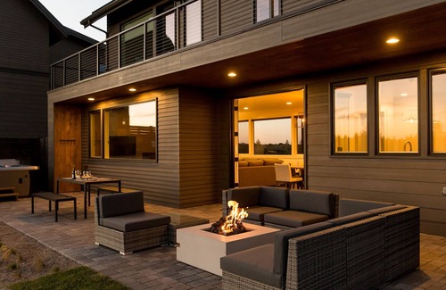 Bend House | RELAX! Soaking tub ~ fire place ~ hot tub ~ resort pool + amenities ~ Bend ~ 🐶