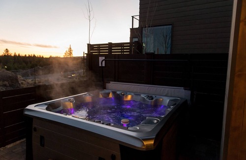 Bend House | RELAX! Soaking tub ~ fire place ~ hot tub ~ resort pool + amenities ~ Bend ~ 🐶