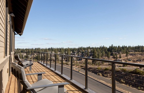 Bend House | RELAX! Soaking tub ~ fire place ~ hot tub ~ resort pool + amenities ~ Bend ~ 🐶