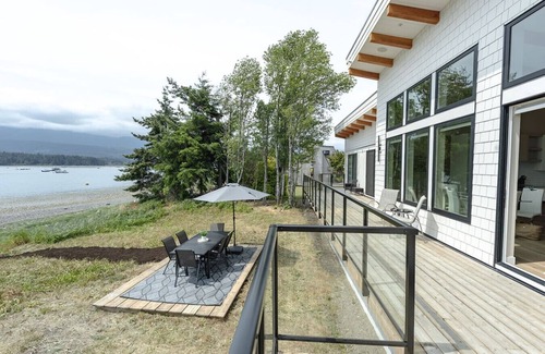 Regional District of Nanaimo House | Relax & Stay Awhile in Deep Bay