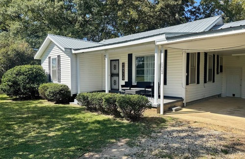 Pontotoc House | Relax & Unwind in a Charming 2BR Home with Golf Course Views!