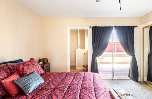Hood Other | Relax & unwind in unique Farmhouse, Elk Grove, CA