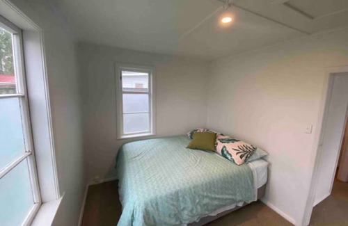 Mangakino Cottage | Relax, Unwind or go Hard on the Lake - Just a 3-min Walk From our Basic Bach