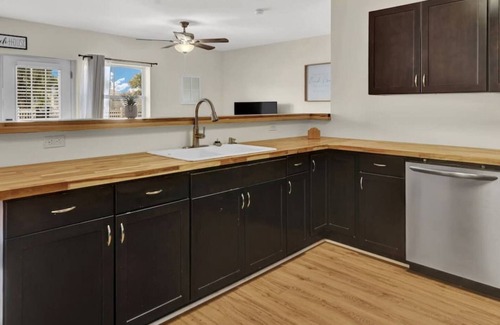 Bahama Beach Apartment | Relax & Unwind | Bright 1BR | Cozy Beach Retreat