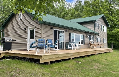 Marenisco House | Relax with a view at Oasis North on Lake Gogebic