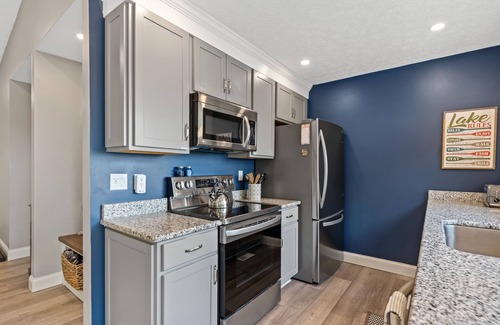 Kingston House | Relax with a view of the lake