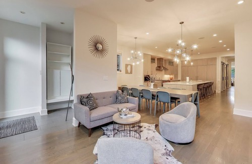 West Town House | Relax with family in a Super lux 5-bedroom house w/movie theater and full gym