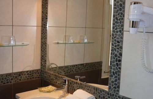 Sanary-sur-Mer Hotel | Relax with Superior Comfort in Our Modern | Private Parking & Pets are Allowed