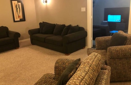 Iowa Colony House | Relax with the whole family at this peaceful place to stay