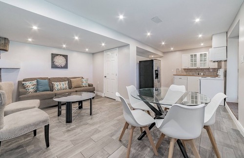 Niagara Falls House | Relax with your family at this peaceful place to stay next to the Niagara River