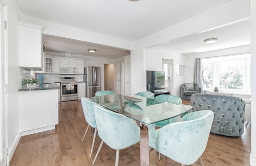 Niagara Falls House | Relax with your family at this peaceful place to stay next to the Niagara River