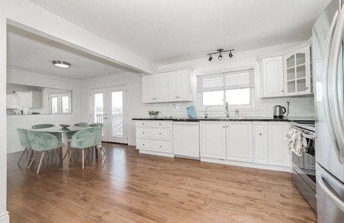 Niagara Falls House | Relax with your family at this peaceful place to stay next to the Niagara River