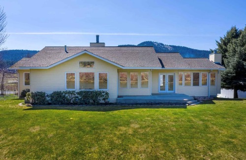 St. Maries House | Relax! You're on River Time!