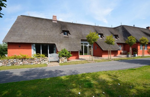 Midlum House | "Relaxation and adventure at Reethus Dörpsend: your perfect vacation!"