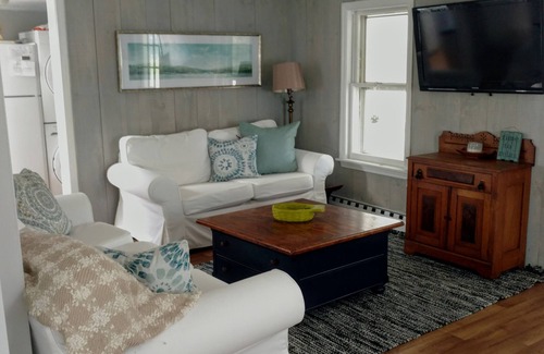 Westbrook Center Cottage | RELAXATION! Inviting, Cozy NE Cottage, 2 min walk to 🏖️, Midcoast NYC, Boston.