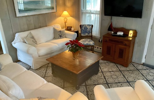 Westbrook Center Cottage | RELAXATION! Inviting, Cozy NE Cottage, 2 min walk to 🏖️, Midcoast NYC, Boston.