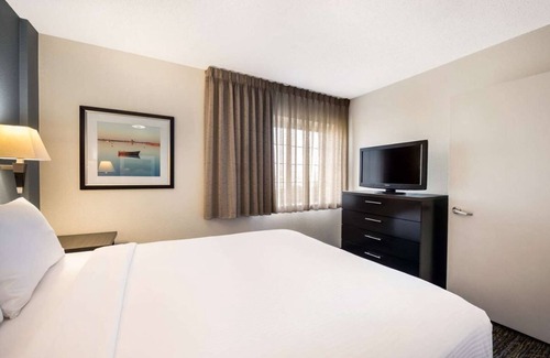 Baymeadows Hotel | Relaxation Retreat in Jacksonville! 3 Modern Units, Pets Allowed, Full Kitchen!