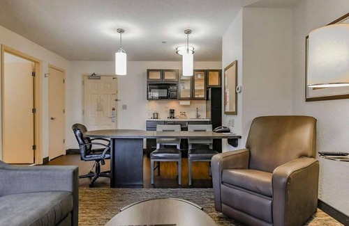 Baymeadows Hotel | Relaxation Retreat in Jacksonville! 3 Modern Units, Pets Allowed, Full Kitchen!