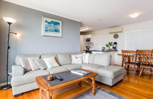 Wynnum Apartment | Relaxed Bayside Living Sleeps 4