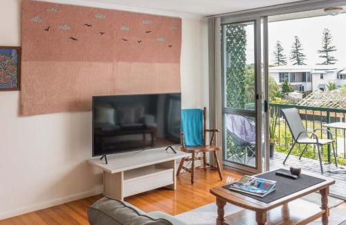 Wynnum Apartment | Relaxed Bayside Living Sleeps 4