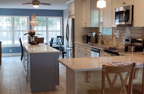 Saint Simons Heights Cottage | Relaxed Coastal Living! Family-sized cottage near everything.