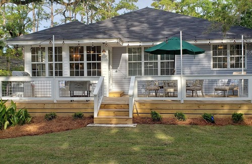 Saint Simons Heights Cottage | Relaxed Coastal Living! Family-sized cottage near everything.