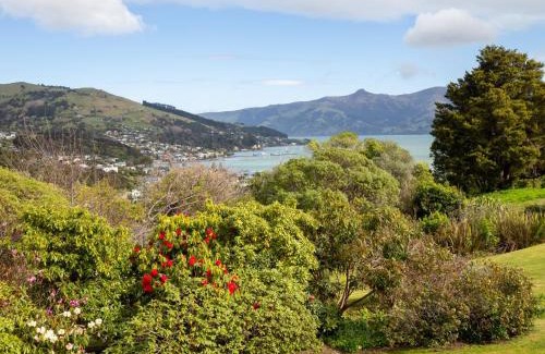 Akaroa House | Relaxed Kiwi Bach Over Akaroa Harbour - Port Watch