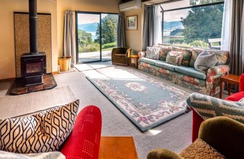 Akaroa House | Relaxed Kiwi Bach Over Akaroa Harbour - Port Watch