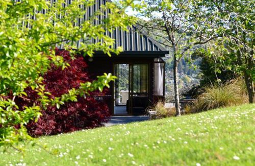Akaroa House | Relaxed Kiwi Bach Over Akaroa Harbour - Port Watch