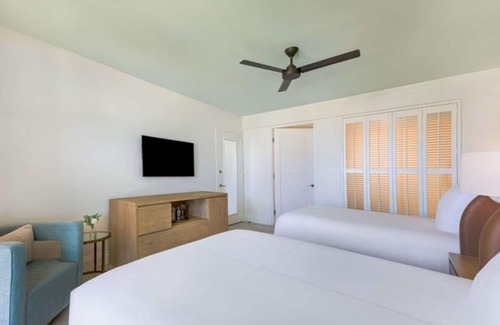 Nassau Hotel | Relaxed Retreat | Room with Balcony! Pool, Onsite Dining & Bar, Pets Allowed!