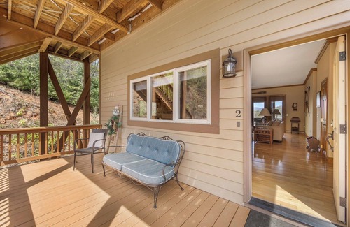 Whittier Condo | Relaxed Retreat with Premiere Location and Views, Only 6 Steps to Get In, Garage