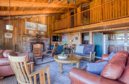 Yachats House | Relaxed, Secluded Oceanfront Cottage has Large Yard and Access to Miles of Beach