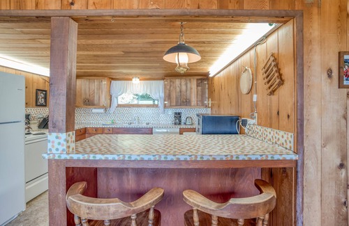 Yachats House | Relaxed, Secluded Oceanfront Cottage has Large Yard and Access to Miles of Beach