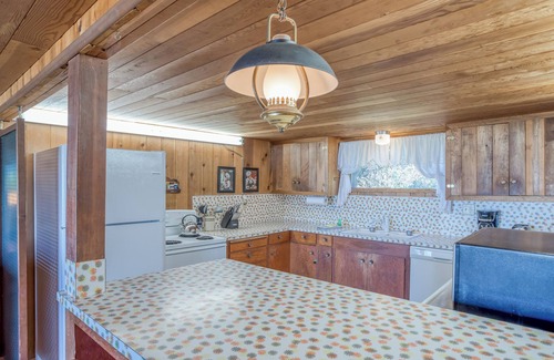 Yachats House | Relaxed, Secluded Oceanfront Cottage has Large Yard and Access to Miles of Beach