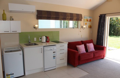Whitford Cottage | Relaxed Stay with Country Views