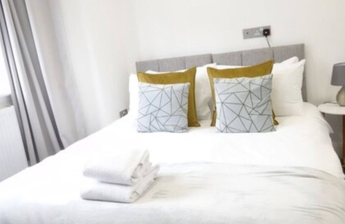 London Borough of Hounslow Apartment | Relaxing 1 Bedroom Apartment With Free Parking Near Heathrow Airport