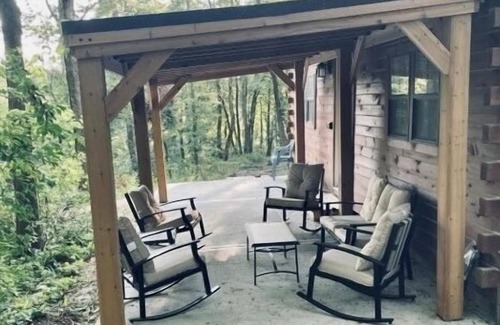 Viola Cabin | Relaxing 1-bedroom cabin with Loft, AC & WiFi on 5 acre timber w/trails & views