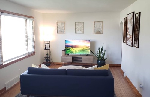 Camp Hill House | Relaxing 1-bedroom in a shared house Camp Hill with AC & working space