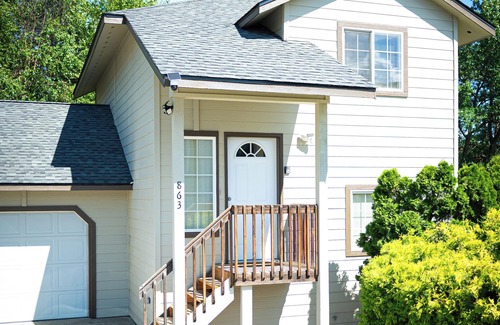 East Wenatchee House | Relaxing 2-Bedroom Home with Private Deck in East Wenatchee