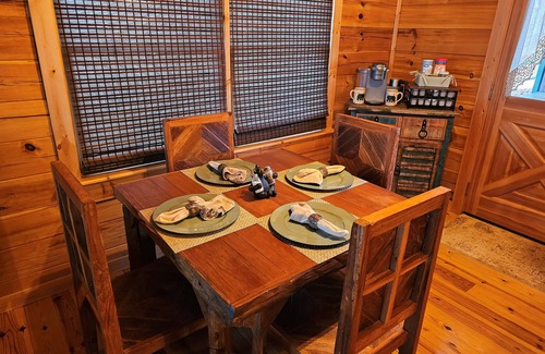 Dahlonega Cabin | Relaxing 2 bedroom 2 bath cabin minutes from Dahlonega city center!