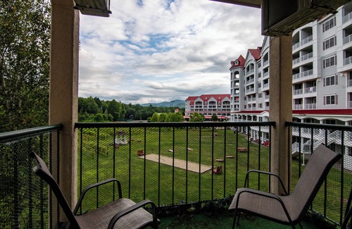 Lincoln Condo | Relaxing 2-bedroom condo in serene Lincoln with pool, fitness room, TV and WiFi