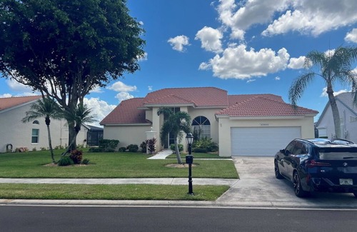 Iona House | Relaxing 3-Bedroom 2-Bath Home Golf and Sanibel and Ft Myers Beaches