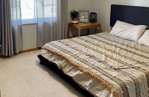 Omaha House | Relaxing 3 bedroom home with workspace!!