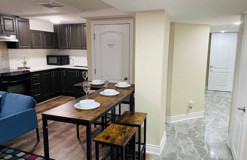 Erin Mills Apartment | Relaxing 3 BR Basement Residence