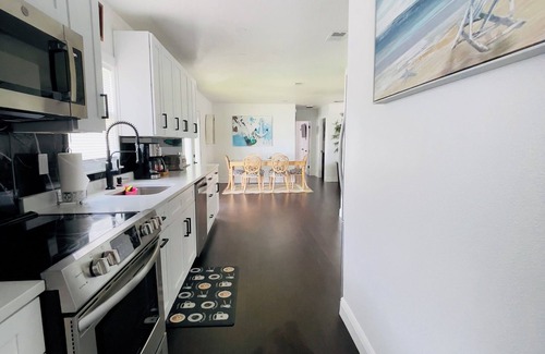 Lake Sarasota House | Relaxing 3BD/2BA Gateway. Near Siesta Beach!