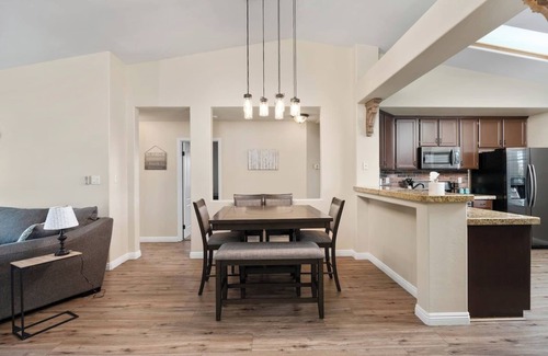Greenacres House | Relaxing 4BR 2BA Sleeps 8 Family Friendly