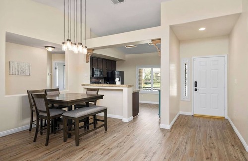Greenacres House | Relaxing 4BR 2BA Sleeps 8 Family Friendly