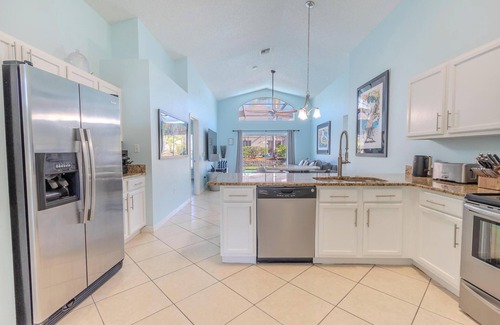 Lake Berkley House | Relaxing 4BR Pool Home in Gated Resort - 12 Min to Disney!