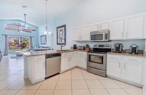 Lake Berkley House | Relaxing 4BR Pool Home in Gated Resort - 12 Min to Disney!