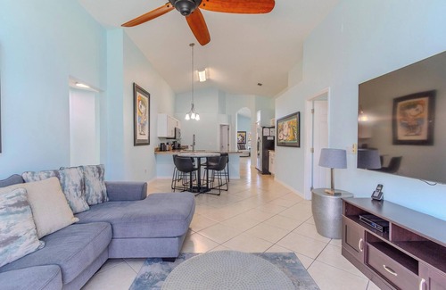 Lake Berkley House | Relaxing 4BR Pool Home in Gated Resort - 12 Min to Disney!